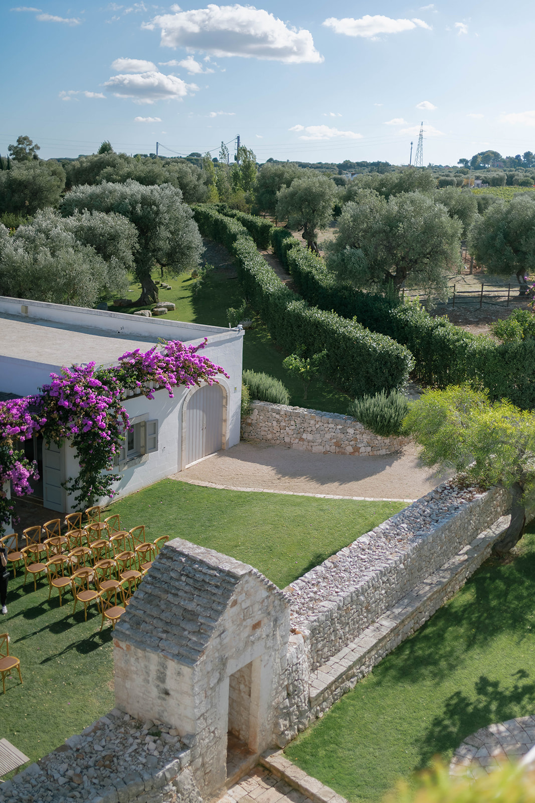 An overview of the ceremony setting at Petrarolo