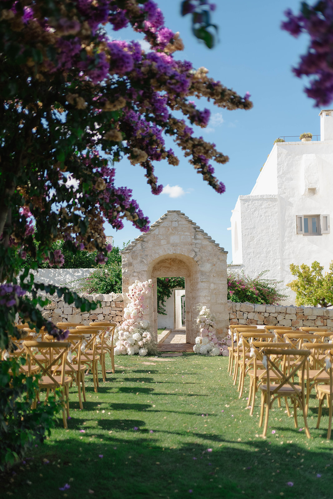 The flower-lined ceremony aisle at Petrarolo