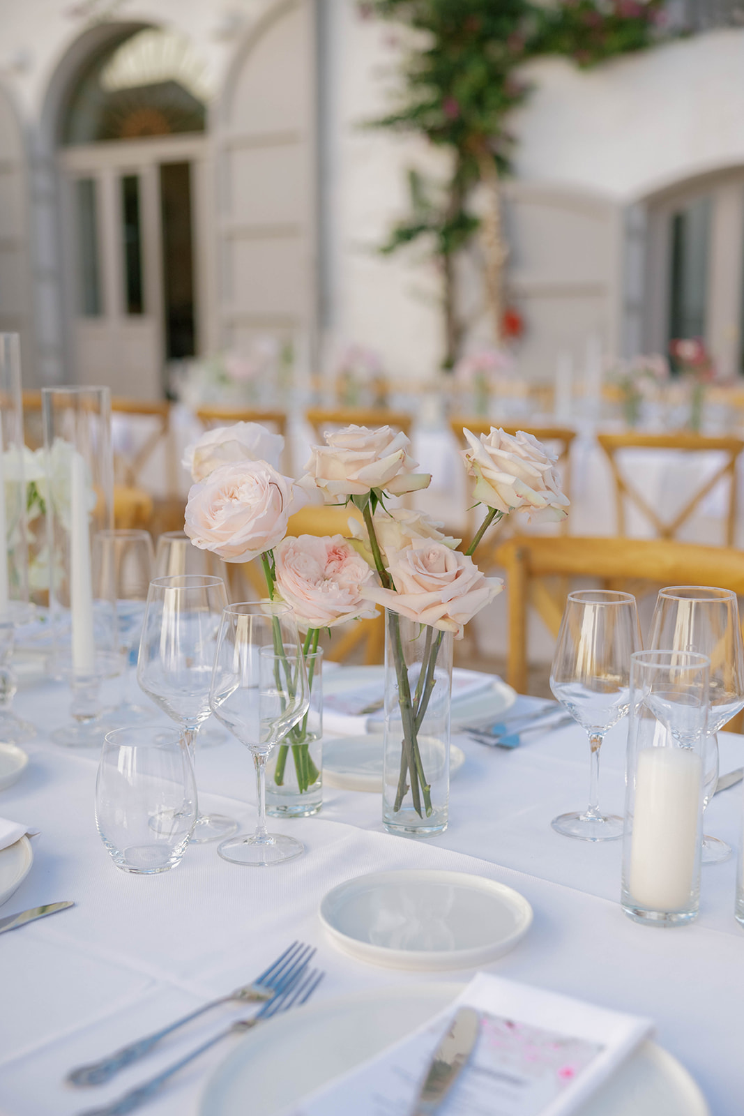Flowers and details on the wedding tables