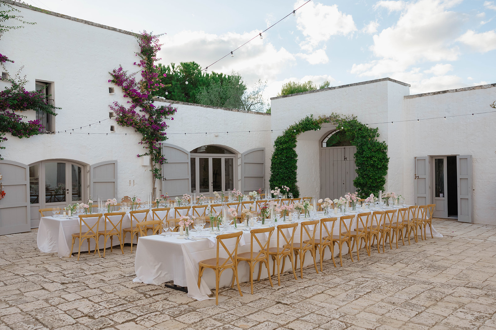 Long wedding dinner tables in Petrarolo’s courtyard