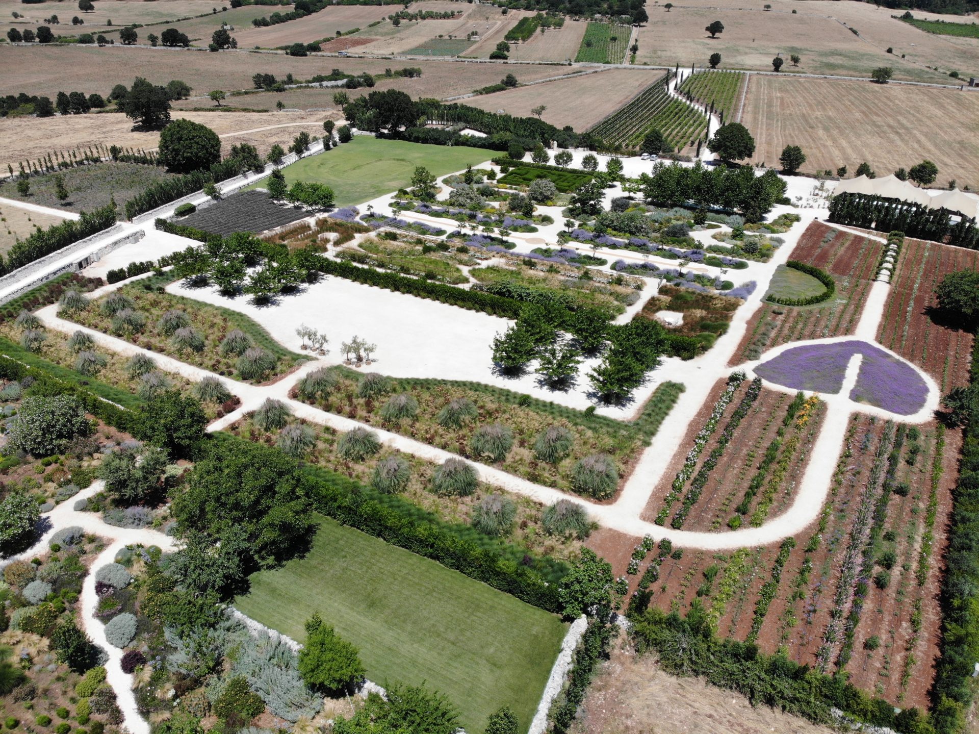 Masseria Petrarolo et Giardini Pistola vus du ciel, 2025